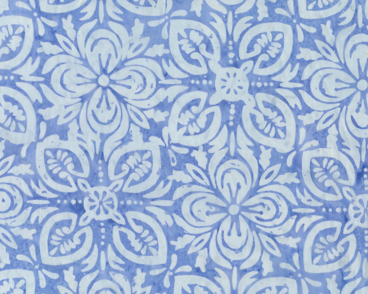 Batik-Patchworkstoff LATITUDE BATIKS, Vierblatt-Blüten, helles taubenblau-helles hellblau, Moda Fabrics