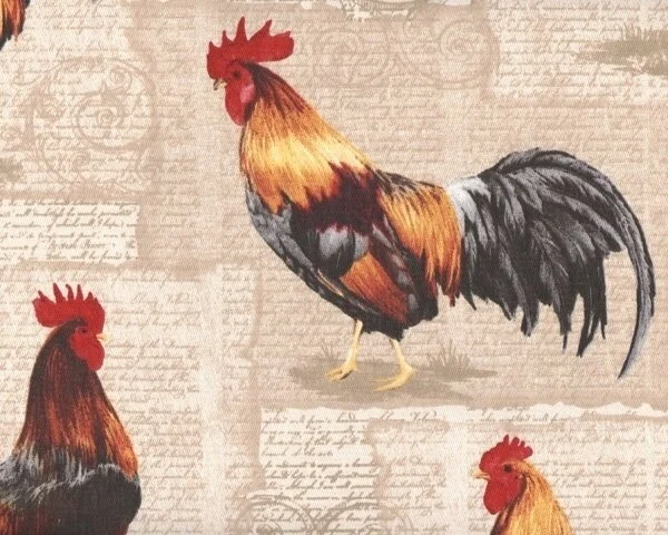 Dekostoff COCORICO, Hähne und Schrift, natur-pastellgelb-rot
