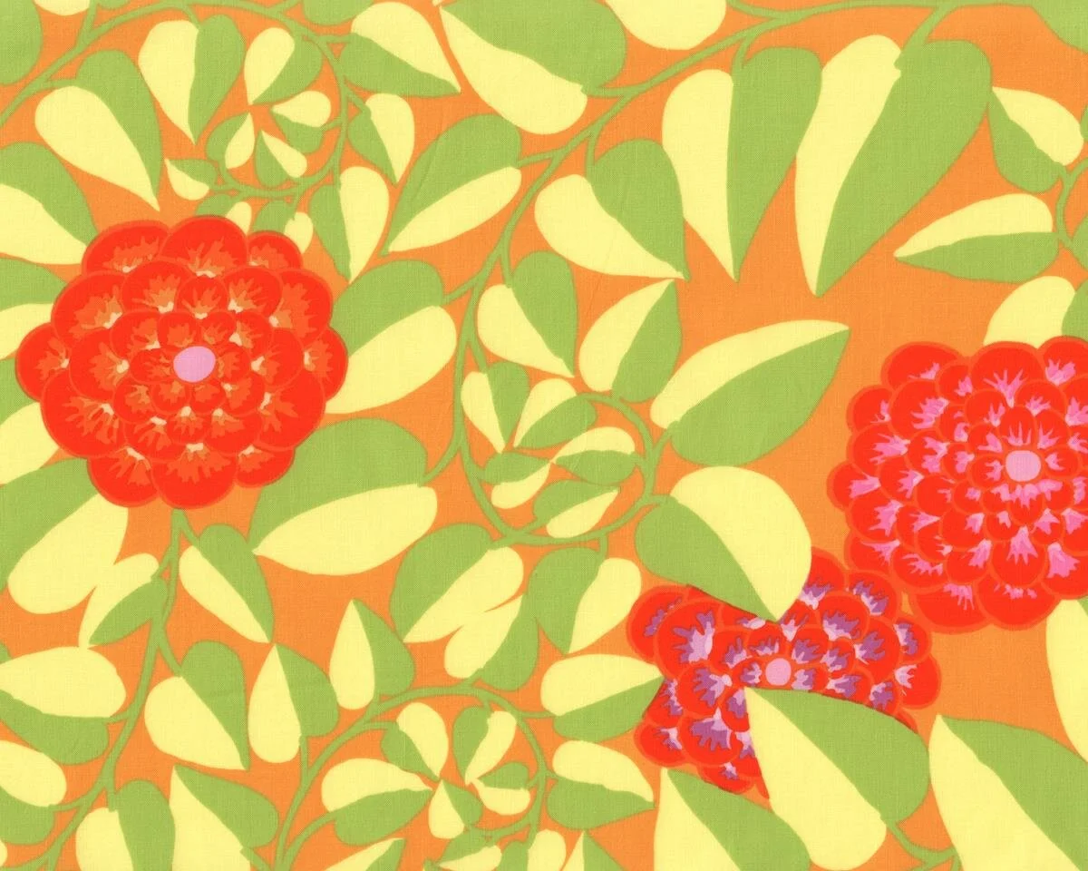 Feiner Patchworkstoff VINE, Blätterranken und Blüten, helles orange-grasgrün