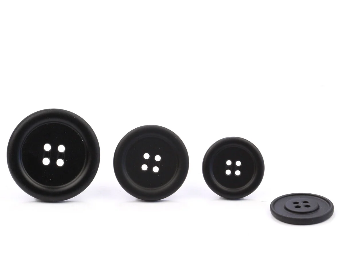 Gummierter Metallknopf HEAVY, 3 Größen, schwarz
