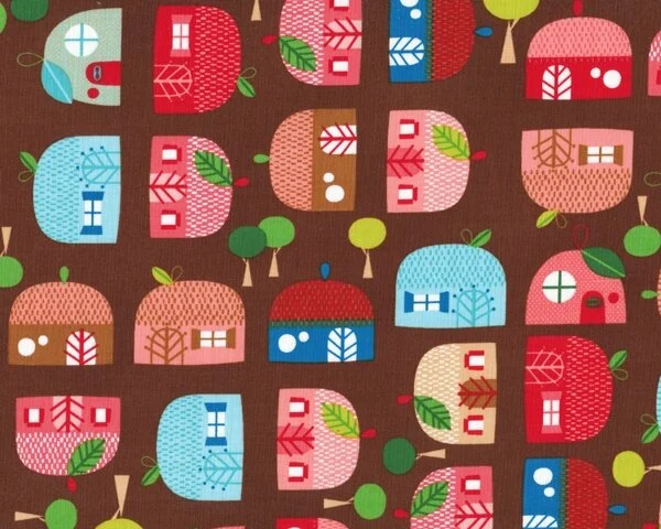 Patchworkstoff "Appleville" mit lustigen Apfel-Häusern, braun-lachsrosa