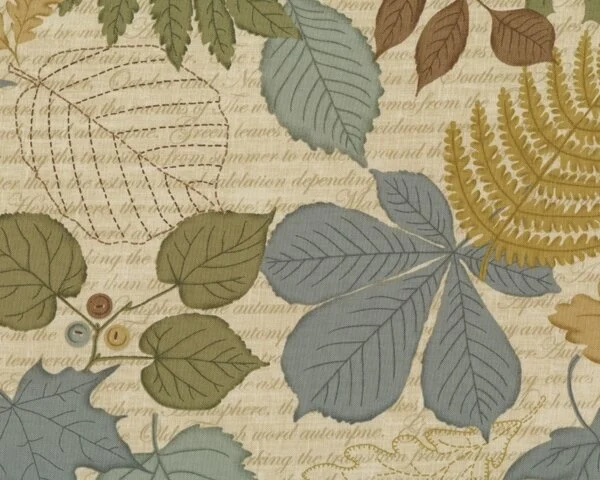 Patchworkstoff "Equinox" mit großen Herbstblättern auf Schrift, graublau-olive-beige