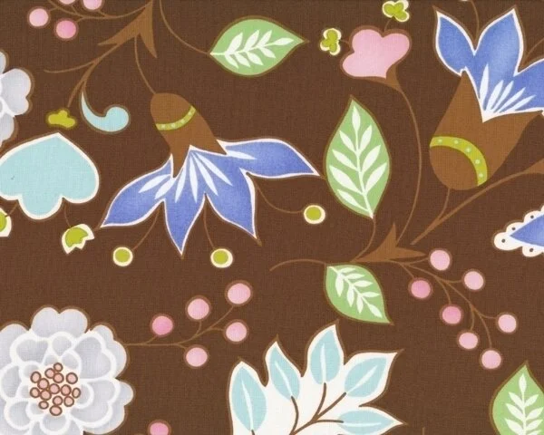 Patchworkstoff "Leanika" mit großen Blüten und Blättern, dunkelbraun-himmelblau