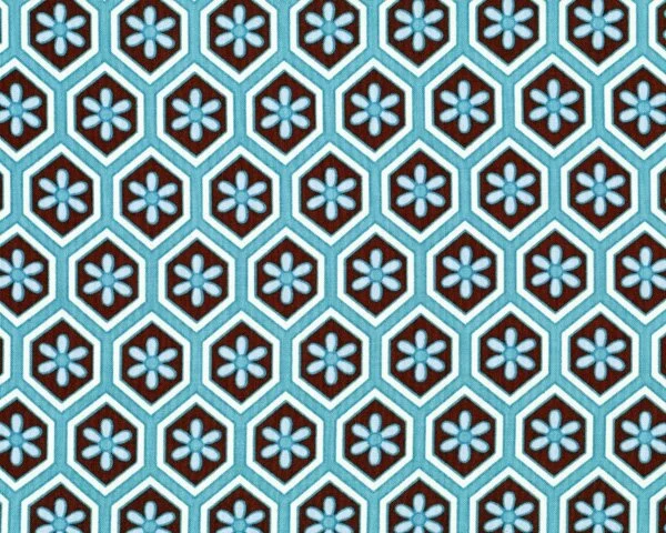 Patchworkstoff "London" mit Blüten-Waben, hellblau-braun