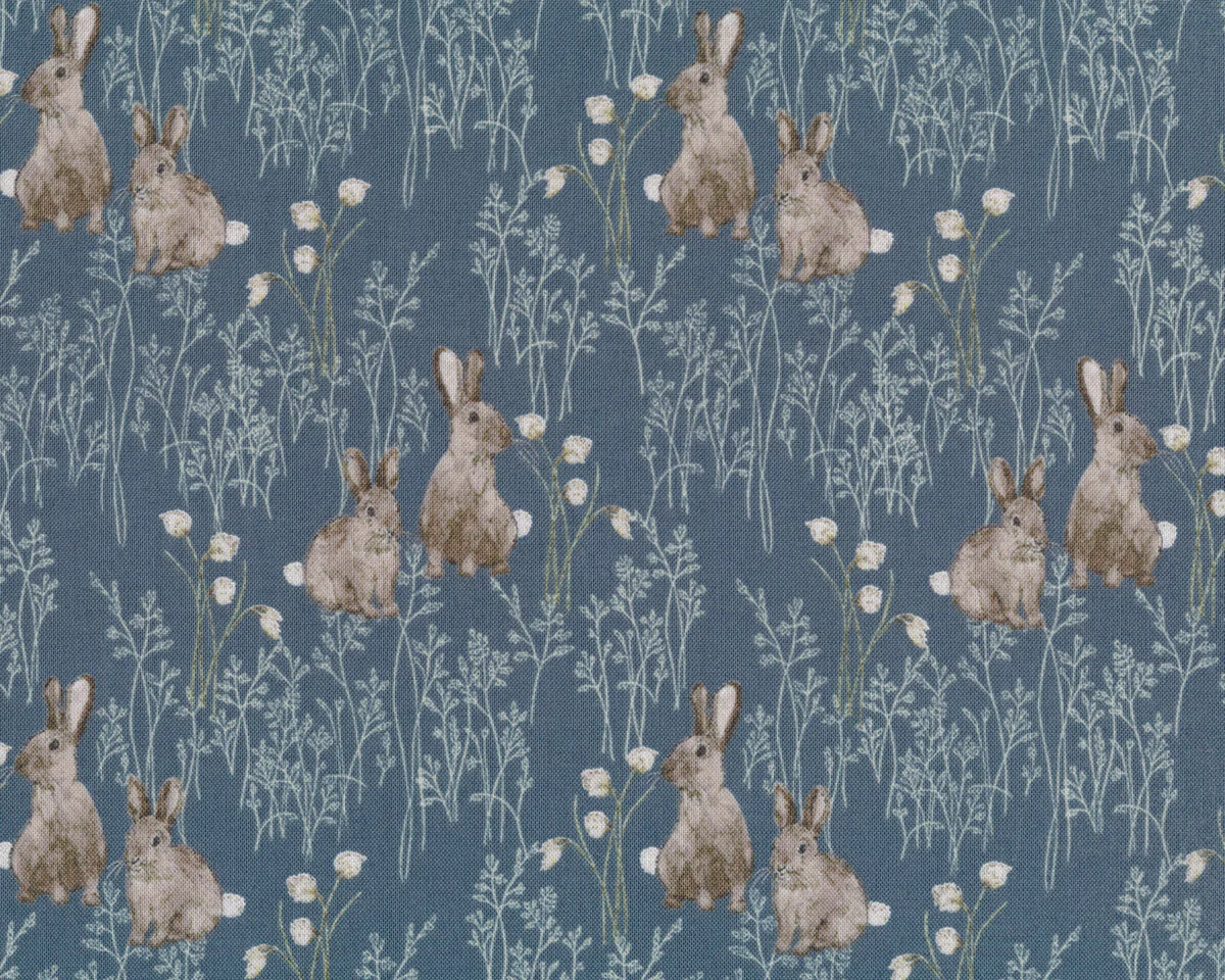 Patchworkstoff MIDSUMMER, Hasen auf Wiese, blaugrau, Windham Fabrics