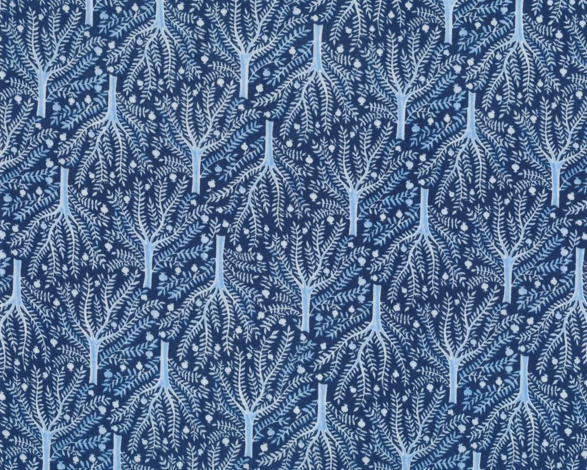 Patchworkstoff Organic Cotton MOODY BLUES, zarte Bäume, dunkelblau-gebrochenes weiß