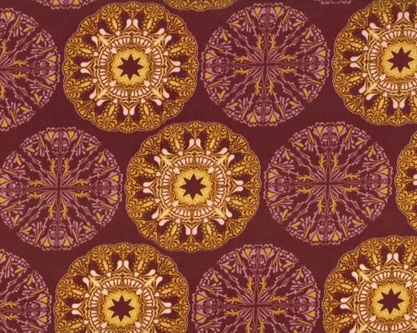 Patchworkstoff STAR FLAKES AND GLITTER, kreisförmiges Blatt-Ornamentmuster, aubergine-goldgelb