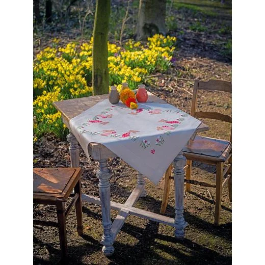 Vervaco - Tischdecke Osterhasen im Tulpengarten vorgedruckt