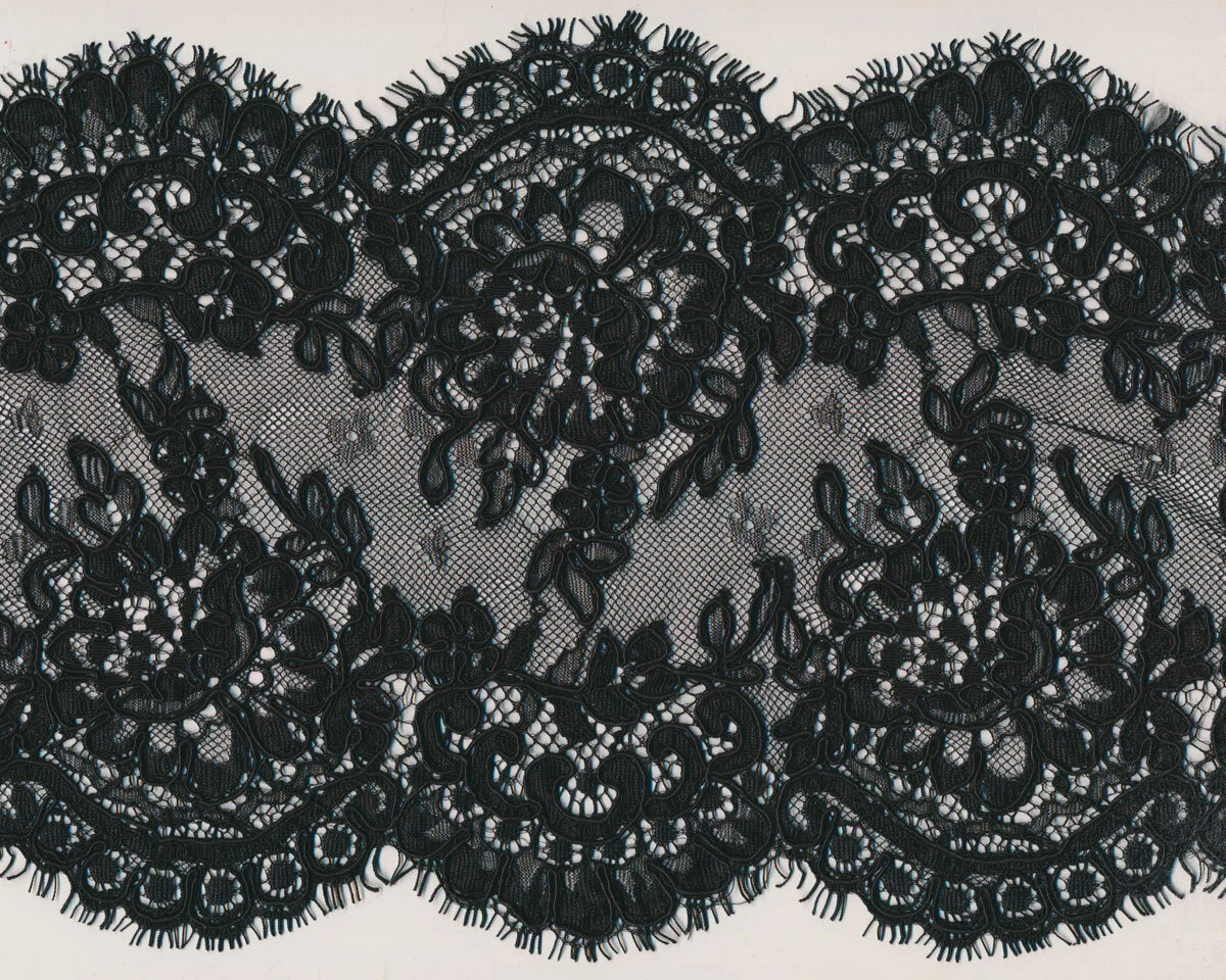 Spitzenband AMORE, beidseitige Bogenkante, 25 cm, schwarz