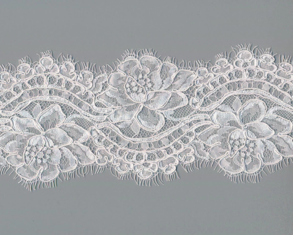 Spitzenband AMORE, beidseitige Bogenkante mit Rosen, 10 cm, weiß