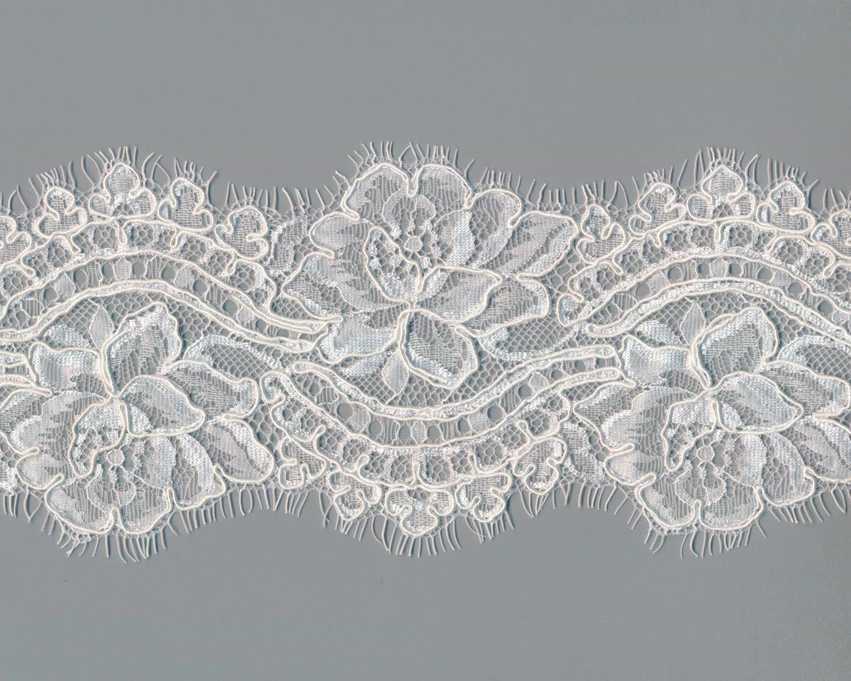 Spitzenband AMORE, beidseitige Bogenkante mit Rosen, 10 cm, wollweiß