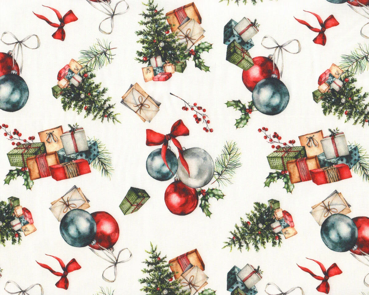 Weihnachtsstoff mit Tannenbäumen und Weihnachtskugeln